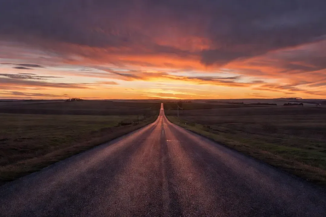 Route nationale polonaise menant vers l'est au coucher du soleil