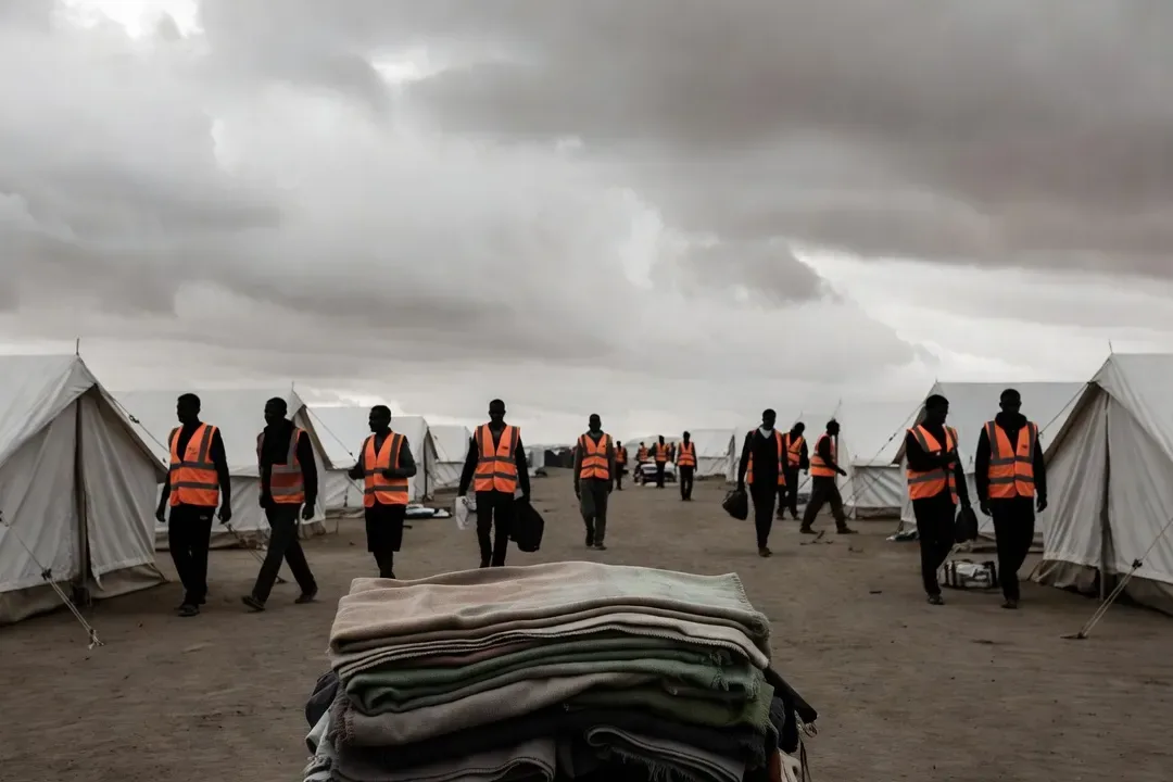 Centre d'accueil humanitaire, bénévoles en gilets oranges