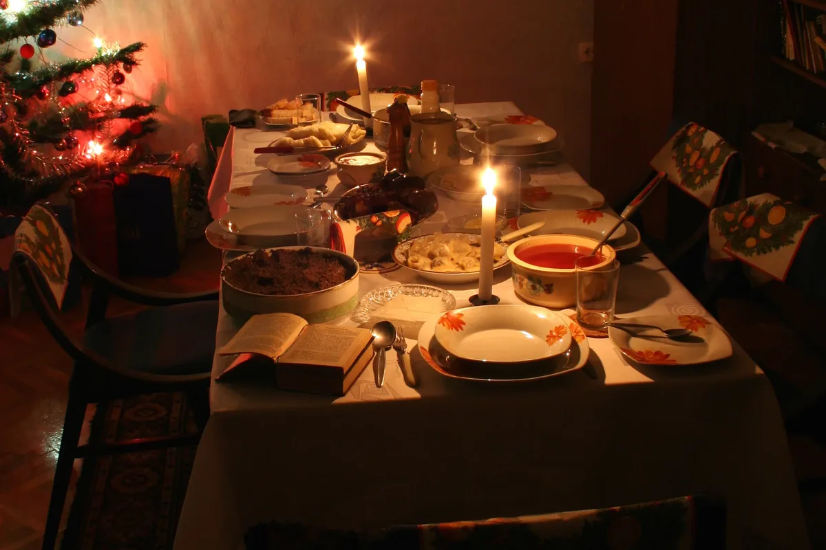 Table de Wigilia dressée avec les plats traditionnels du réveillon de Noël polonais