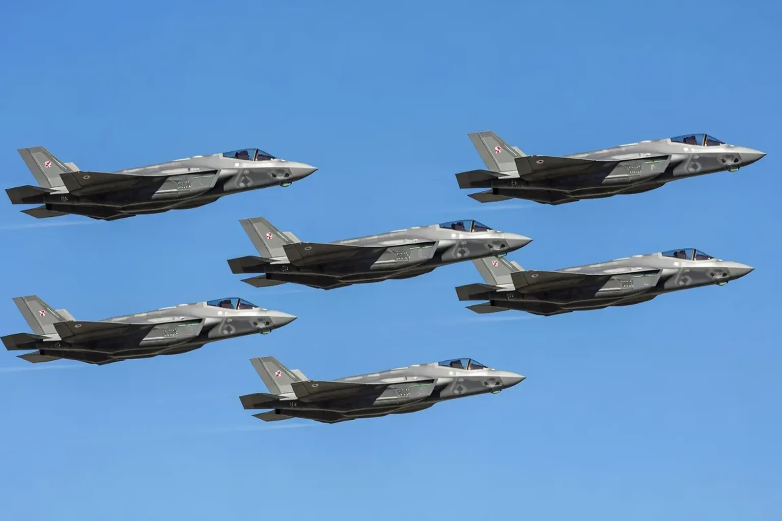 Avions de combat polonais F-35 en vol, armée de l'air moderne, ciel bleu