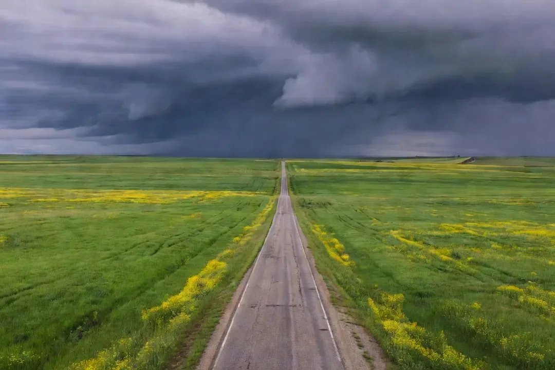 Paysage de plaine à la frontière polono-ukrainienne, ciel dramatique